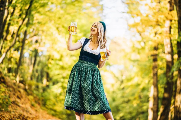 Jolie Blonde Dirndl Robe Fête Traditionnelle Tenant Une Tasse Bière — Photo