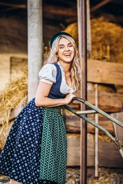 Довольно Улыбающаяся Блондинка Традиционном Платье Тачкой Работающей Заднем Дворе Фермы — стоковое фото