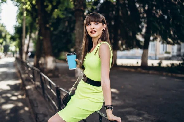 Menina Morena Cabelo Muito Longo Vestido Luz Verde Com Copo — Fotografia de Stock