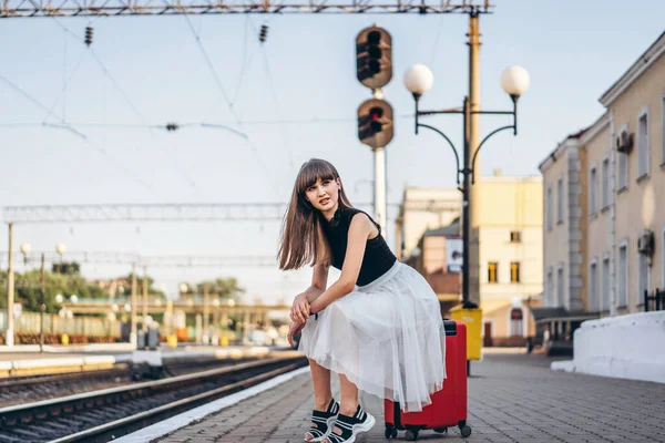 Beyaz Etekli Kırmızı Valizli Esmer Kadın Tren Istasyonunda Tren Bekliyor — Stok fotoğraf