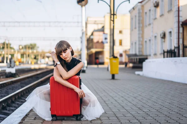 Žena Brunetka Cestovatel Červeným Kufříkem Bílé Sukni Čeká Vlak Nádraží — Stock fotografie