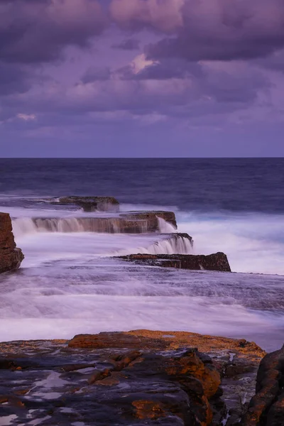 Uzun Pozlu Deniz Manzarası Dalgalar Düz Kayalarda Akıyor — Stok fotoğraf