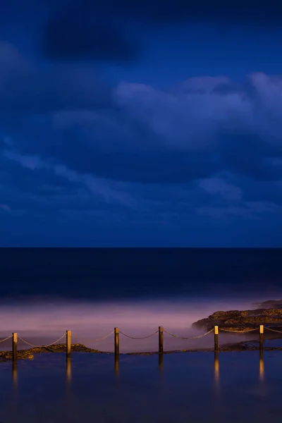 Long Exposure Ocean Pool Night Can Lumière Reflète Sur Poteau — Photo