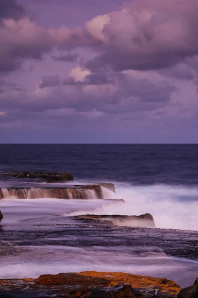 Long Exposure Marine Cape Les Vagues Coulent Sur Les Rochers — Photo