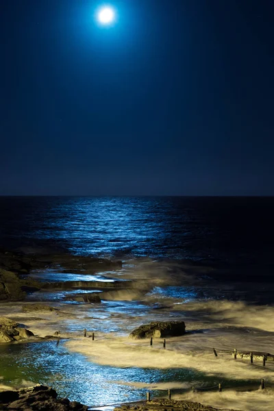 Luz Luna Ilumina Una Piscina Oceánica —  Fotos de Stock