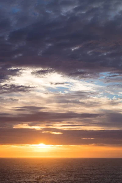 Красивый Рассвет Над Океаном Много Густых Облаков Которые Делают Драматичным — стоковое фото