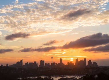 Günbatımında Sydney 'in merkez iş bölgesinin şehir manzarası. Çekim Dover Heights 'tan yapılmış ve Sydney Limanı' nın ve CBD 'nin görüntüsünü sağlıyor.
