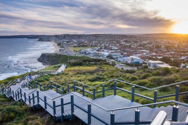 Avustralya, New Castle 'da bir tepenin üstünde yürümek, plajda, şehirde ve banliyölerinde güzel bir manzara verir..