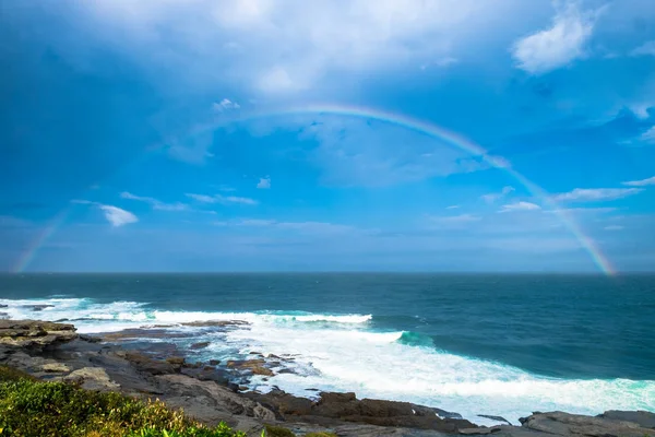 Medio Círculo Arco Iris Través Del Océano —  Fotos de Stock