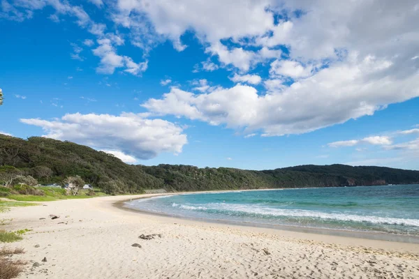바위에 오스트레일리아 뉴사우스웨일스에 아름답고 해변이다 — 스톡 사진