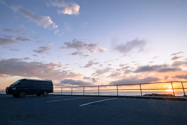 Uma Van Preta Estacionada Por Estacionamento Frente Oceano Isto Início — Fotografia de Stock