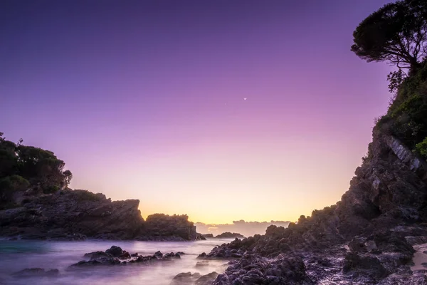 Снимок Пляжа Сумерках Сделанный Небольшой Экспозицией Момент Предшествующий Восходу Солнца — стоковое фото