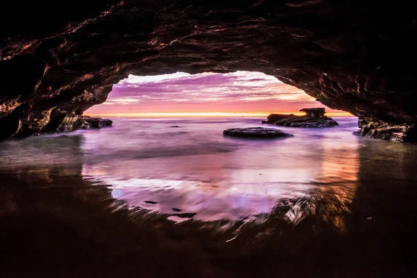 Glorieux Lever Soleil Intérieur Une Grotte Silhouette Homme Une Certaine — Photo