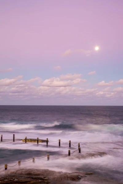 Klidná Barevná Obloha Úplněk Nad Oceánem Skalním Jezírkem — Stock fotografie