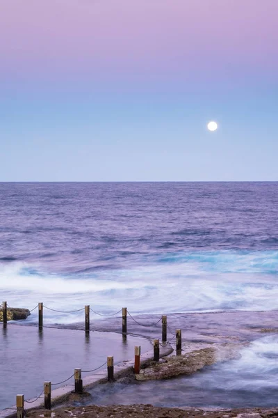 Ciel Calme Coloré Une Pleine Lune Dessus Océan Bassin Rocheux — Photo