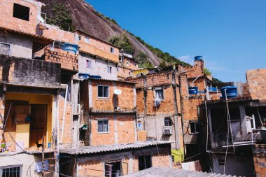 Rio de Janeiro 'da bir Favela' nın içinde. Kenar mahalleler genelde tepelere kurulmuş fakir gettolardır. Bu Rocinha 'nın' barışçıl 'kenar mahallesi.