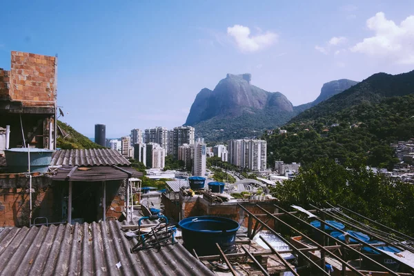 豊かな部分とリオデジャネイロの貧しい部分のコントラスト ショットはロチーナのファヴェーラの中で撮影され Cbdと砂糖の負荷の高層ビルを示しています ストック画像