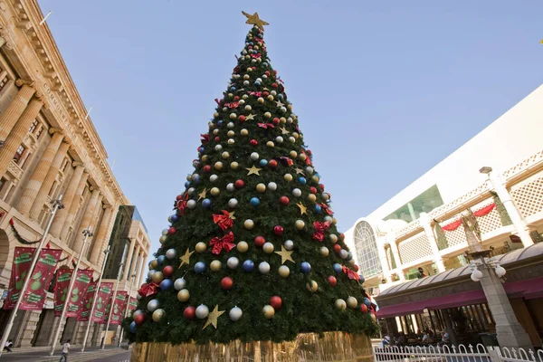 PERTH, AUSTRALYA - 18 ARALIK 2011: Perth 'in CD' sinde tatil sezonu için gerçekten büyük bir noel ağacı dikildi