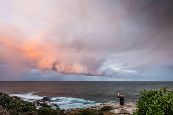 Nuage Épais Très Impressionnant Rebondit Couleur Soleil Dessus Océan — Photo