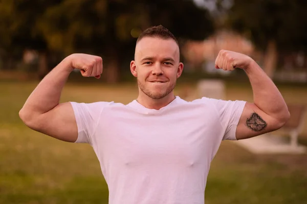 Snygg Ung Man Som Spänner Sina Biceps Och Visar Upp — Stockfoto