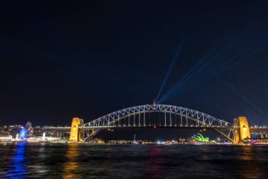 SydNEY, AUSTRALIA - 16 Haziran 2018 Sydney, Sydney 'de düzenlenen yıllık ışık, müzik ve fikir festivali. Açık hava ışık tesisatı ve projeksiyonlarını içeriyor. Sydney 'deki pek çok ikonik binanın ışık yansımaları var..