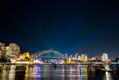 SydNEY, AUSTRALIA - 16 Haziran 2018 Sydney, Sydney 'de düzenlenen yıllık ışık, müzik ve fikir festivali. Açık hava ışık tesisatı ve projeksiyonlarını içeriyor. Sydney 'deki pek çok ikonik binanın ışık yansımaları var..