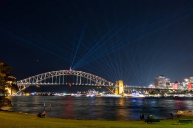 SydNEY, AUSTRALIA - 16 Haziran 2018 Sydney, Sydney 'de düzenlenen yıllık ışık, müzik ve fikir festivali. Açık hava ışık tesisatı ve projeksiyonlarını içeriyor. Sydney 'deki pek çok ikonik binanın ışık yansımaları var..