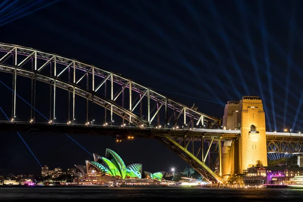 澳大利亚悉尼 2018年6月16日 悉尼生动活泼是在悉尼举行的一年一度的光 音乐和思想节 它包括室外浸入式照明装置和投影 悉尼的许多标志性建筑都有灯光投射 — 图库照片