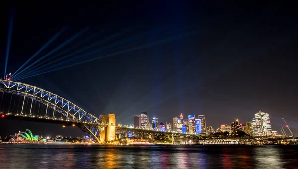 澳大利亚悉尼 2018年6月16日 悉尼生动活泼是在悉尼举行的一年一度的光 音乐和思想节 它包括室外浸入式照明装置和投影 悉尼的许多标志性建筑都有灯光投射 — 图库照片