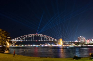 SydNEY, AUSTRALIA - 16 Haziran 2018 Sydney, Sydney 'de düzenlenen yıllık ışık, müzik ve fikir festivali. Açık hava ışık tesisatı ve projeksiyonlarını içeriyor. Sydney 'deki pek çok ikonik binanın ışık yansımaları var..
