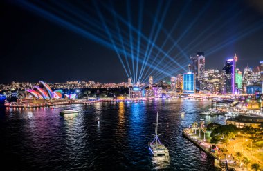 SydNEY, AUSTRALIA - 16 Haziran 2018 Sydney, Sydney 'de düzenlenen yıllık ışık, müzik ve fikir festivali. Açık hava ışık tesisatı ve projeksiyonlarını içeriyor. Sydney 'deki pek çok ikonik binanın ışık yansımaları var..