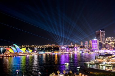 SydNEY, AUSTRALIA - 16 Haziran 2018 Sydney, Sydney 'de düzenlenen yıllık ışık, müzik ve fikir festivali. Açık hava ışık tesisatı ve projeksiyonlarını içeriyor. Sydney 'deki pek çok ikonik binanın ışık yansımaları var..