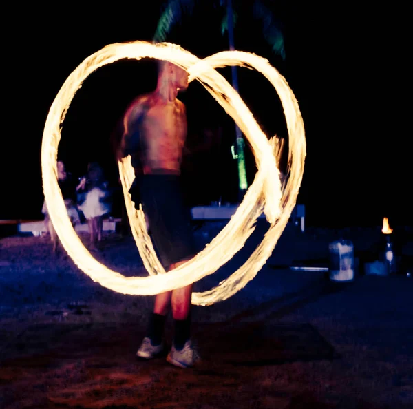 Larga Exposición Hombre Identificable Jugando Con Fuego Hay Efecto Movimiento — Foto de Stock