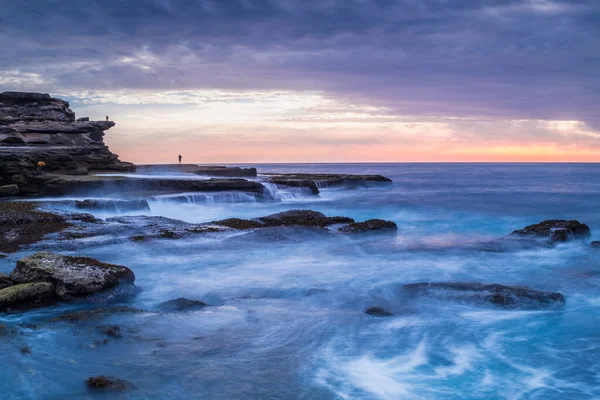 Drammatica Alba Sulla Costa Una Lunga Esposizione Che Mostra Movimento — Foto Stock