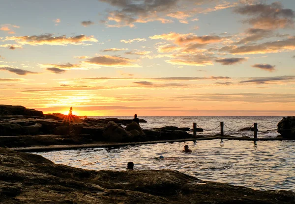 Een Prachtige Zonsopgang Boven Het Oceaanzwembad Zwemmen Mensen Vroeg Ochtend — Stockfoto