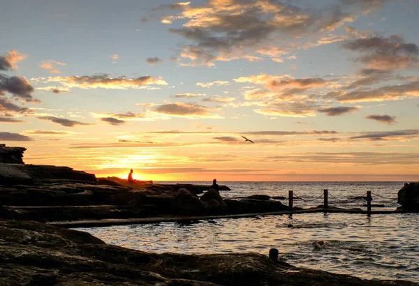 Een Prachtige Zonsopgang Boven Het Oceaanzwembad Zwemmen Mensen Vroeg Ochtend — Stockfoto