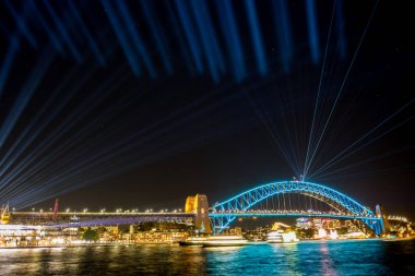 SYDNEY, AUSTRALIA - 16 Haziran 2018: Vivid Sydney, Sydney 'de düzenlenen yıllık ışık, müzik ve fikir festivali. Açık hava ışık enstalasyonları, projeksiyonları ve performansları içerir. Burası Liman Köprüsü..