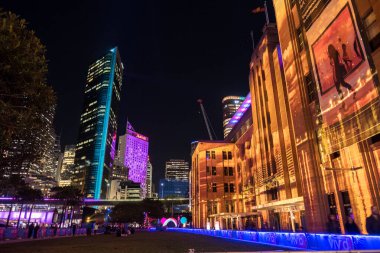 SYDNEY, AUSTRALIA - 16 Haziran 2018: Vivid Sydney, Sydney 'de düzenlenen yıllık ışık, müzik ve fikir festivali. Açık hava ışık enstalasyonları, projeksiyonlar ve performansları içerir. Burası Avustralya Çağdaş Sanatlar Müzesi..