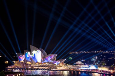 SYDNEY, AUSTRALIA - 16 Haziran 2018: Vivid Sydney, Sydney 'de düzenlenen yıllık ışık, müzik ve fikir festivali. Açık hava ışık enstalasyonları, projeksiyonları ve performansları içerir. Burası opera binası..