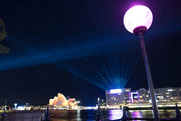 澳大利亚悉尼 2018年6月16日 悉尼万岁 Vivid Sydney 是在悉尼举行的一年一度的光 音乐和思想节 它包括室外浸入式照明装置和投影及性能 这是标志性的歌剧院 — 图库照片