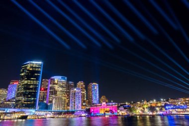 SYDNEY, AUSTRALIA - 16 Haziran 2018: Vivid Sydney, Sydney 'de düzenlenen yıllık ışık, müzik ve fikir festivali. Açık hava ışık enstalasyonları, projeksiyonları ve performansları içerir. Bunlar dairesel rıhtımı çevreleyen binalar..