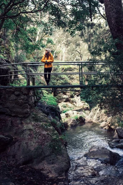 Uma Mulher Está Contemplar Natureza Sua Volta Ela Está Uma — Fotografia de Stock