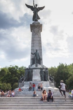 MONTREAL, CANADA - 6 Temmuz 2015: Sör George-Etienne Cartier Anıtı, Montreal, Quebec 'te George William Hill' in George-tienne Cartier Dağı 'ndaki anıtı. Anıt 6 Eylül 1919 'da açıldı..