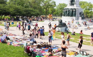 MONTREAL, CANADA - 6 Temmuz 2015: Tam-Tams, Kanada 'nın Quebec eyaletinin Montreal kentindeki Mount Royal Park' taki George-Etienne Cartier Anıtı etrafında düzenlenen haftalık ücretsiz bir festivaldir. İsmi davul seslerini taklit eder.. 