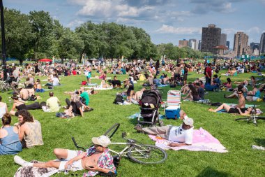 MONTREAL, CANADA - 6 Temmuz 2015: Tam-Tams, Kanada 'nın Quebec eyaletinin Montreal kentindeki Mount Royal Park' taki George-Etienne Cartier Anıtı etrafında düzenlenen haftalık ücretsiz bir festivaldir. İsmi davul seslerini taklit eder.. 