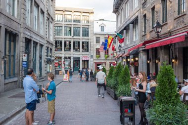 MONTREAL, CANADA - 6 Temmuz 2015 Pazartesi: 17. yüzyıla kadar uzanan tarihler, Old Montreal 'in dar kaldırımlı caddeleri canlı plazalar, büyüleyici dükkanlar ve kafelerle doludur. Fransızcada 