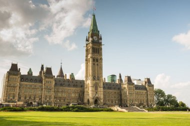 OTTAWA, CANADA - 10 Temmuz 2015: Kanada Parlamentosu, Kanada 'nın Ottawa' daki Parliament Hill 'de oturan ve üç kısımdan oluşmaktadır: Monarch, Senato ve Avam Kamarası..