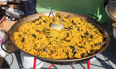 Paella, Valencia kökenli bir İspanyol pirinç yemeği. Paella İspanyol mutfağında en iyi bilinen yemeklerden biridir..