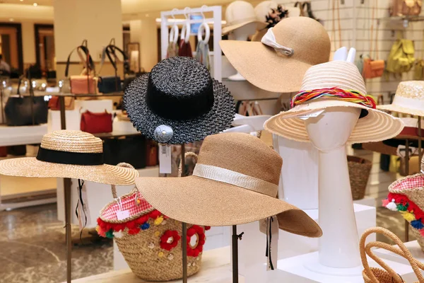 Exhibición de sombreros de paja — Foto de Stock