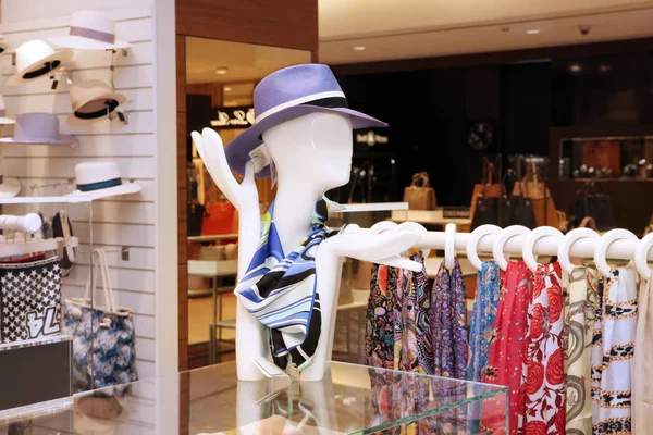 Accesorios de tienda de escaparate para hombres, maniquí en un sombrero, bufandas y chales . — Foto de Stock